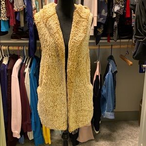 *SOLD* Love Tree Sherpa inspired vest 🔥